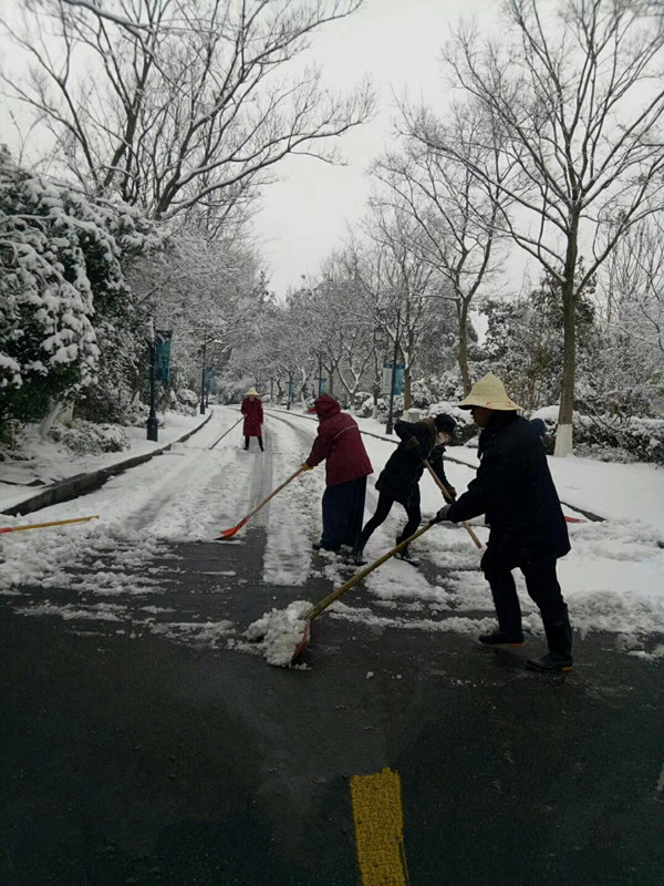 瑞雪紛飛揚(yáng)，華悅物業(yè)掃雪忙
