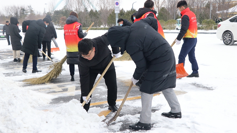 鏟冰除雪 熱辣滾燙 濟(jì)寧華都開展掃雪除冰志愿服務(wù)活動